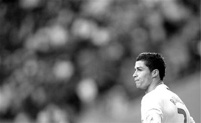 马丁内斯谈C罗肘击被罚下：那不是暴力行为，而是对挑衅的反应（马丁内斯：C罗肘击染红非暴力，只是对挑衅的回应）