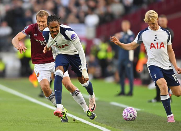 Hero扳平比分，菠萝关羽盯死敌方双c（Hero将比分扳平，菠萝关羽锁死对面双C）