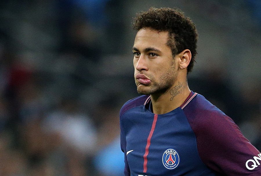 前一刻还在与民众招手，妻子抱着他大哭不止（刚才还对民众挥手致意，妻子此刻抱着他泣不成声）