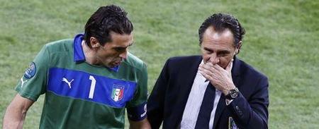 库珀·弗拉格进攻不稳定，投篮准度不足，体能和三分球需提升。（库珀·弗拉格进攻起伏大，投射稳定性欠佳，体能与三分有待提升）