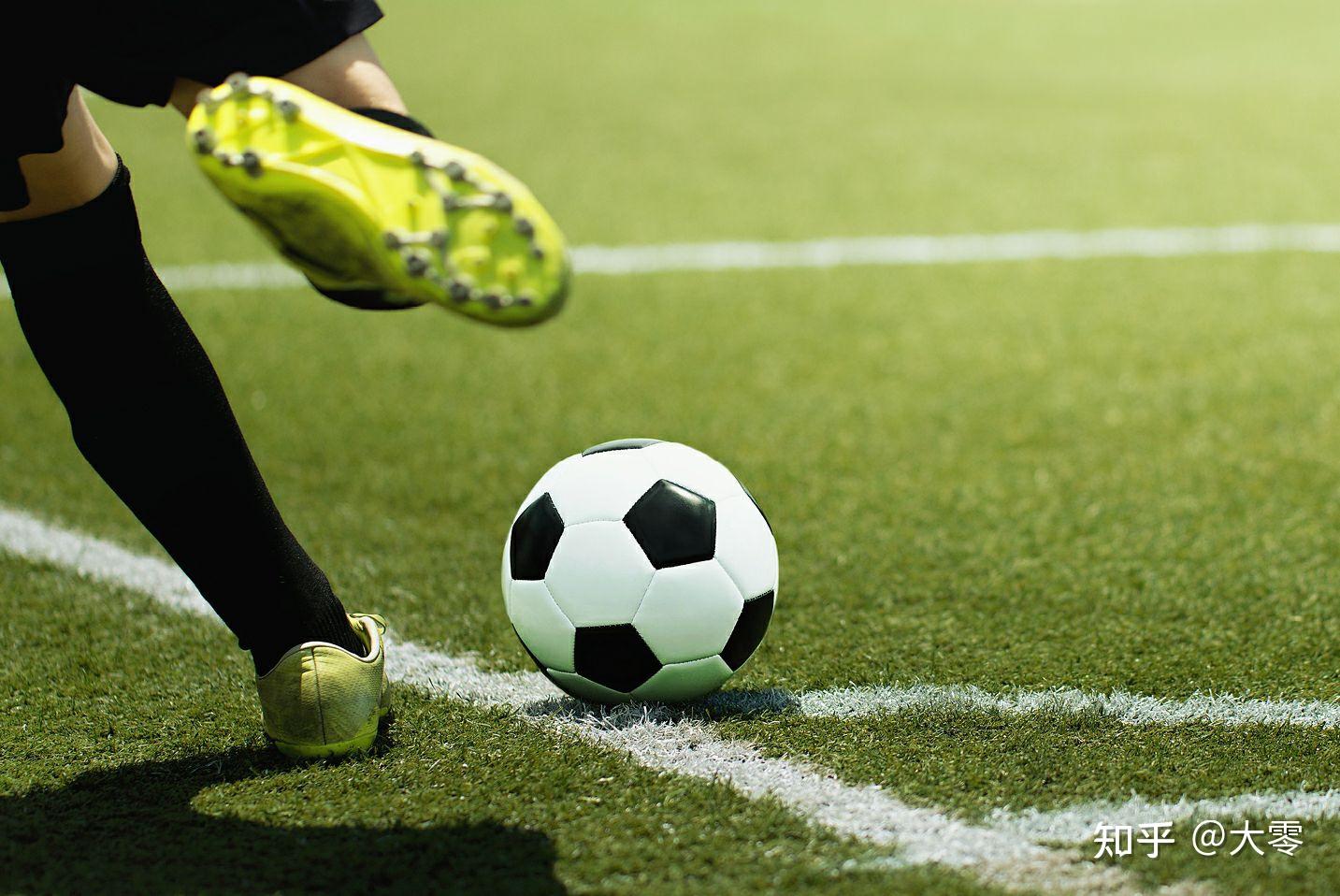 马格德堡球员庆祝进球，不幸跌入2.7米深的沟中但安全逃出（马格德堡球员进球庆祝时失足坠入2.7米深沟，已平安脱困）