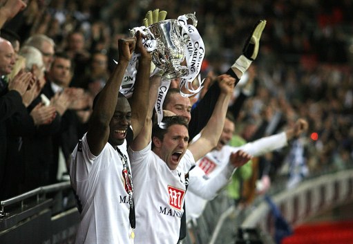 被拍到手上有“美甲”，汪士钦社媒收到网友大量攻击性评论（手部疑似做美甲照流出，汪士钦社媒遭海量攻击性留言）