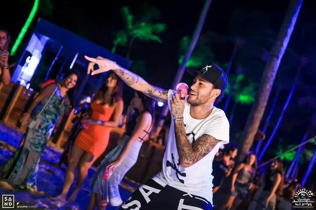 利物浦晒萨拉赫海报预热埃及vs南非，法老首轮比赛补时绝杀（利物浦发布萨拉赫海报为埃及战南非预热，法老首战补时绝杀）