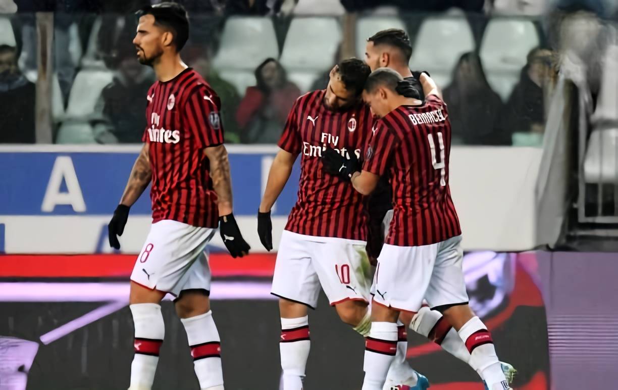 半场战报：尤文2-1卡利亚里，伊尔迪兹双响，弗拉霍维奇伤退（半场速递：尤文暂2-1领先卡利亚里，伊尔迪兹梅开二度，弗拉霍维奇伤退离场）