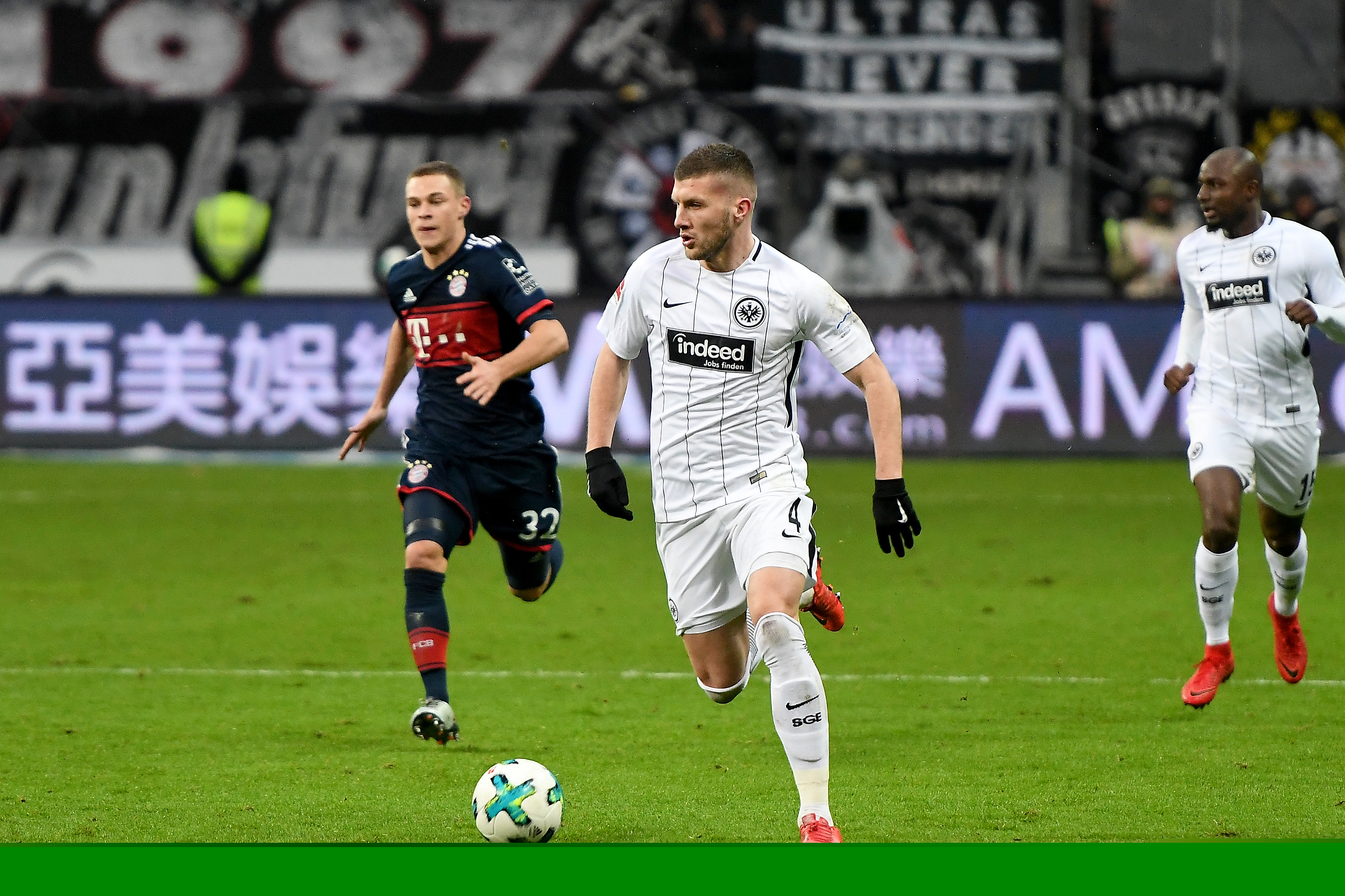 中场核心连续送出致命直塞（中场核心连番送出致命直传）