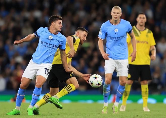 曼联冲击欧冠资格压力巨大（曼联争夺欧冠席位压力沉重）