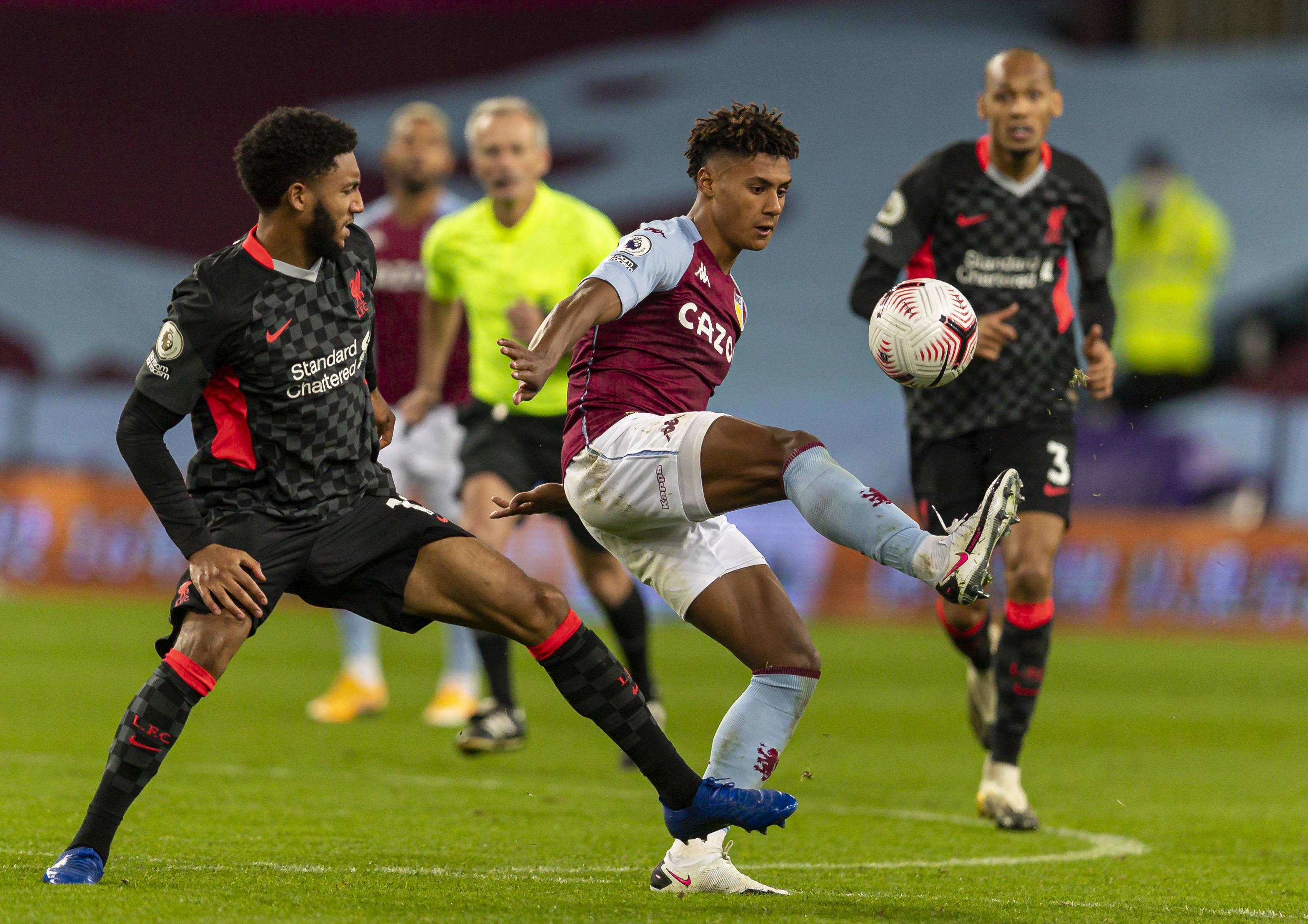 顶级！皇马主场伯纳乌变圣诞乐园！（震撼！皇马主场伯纳乌化身圣诞乐园！）