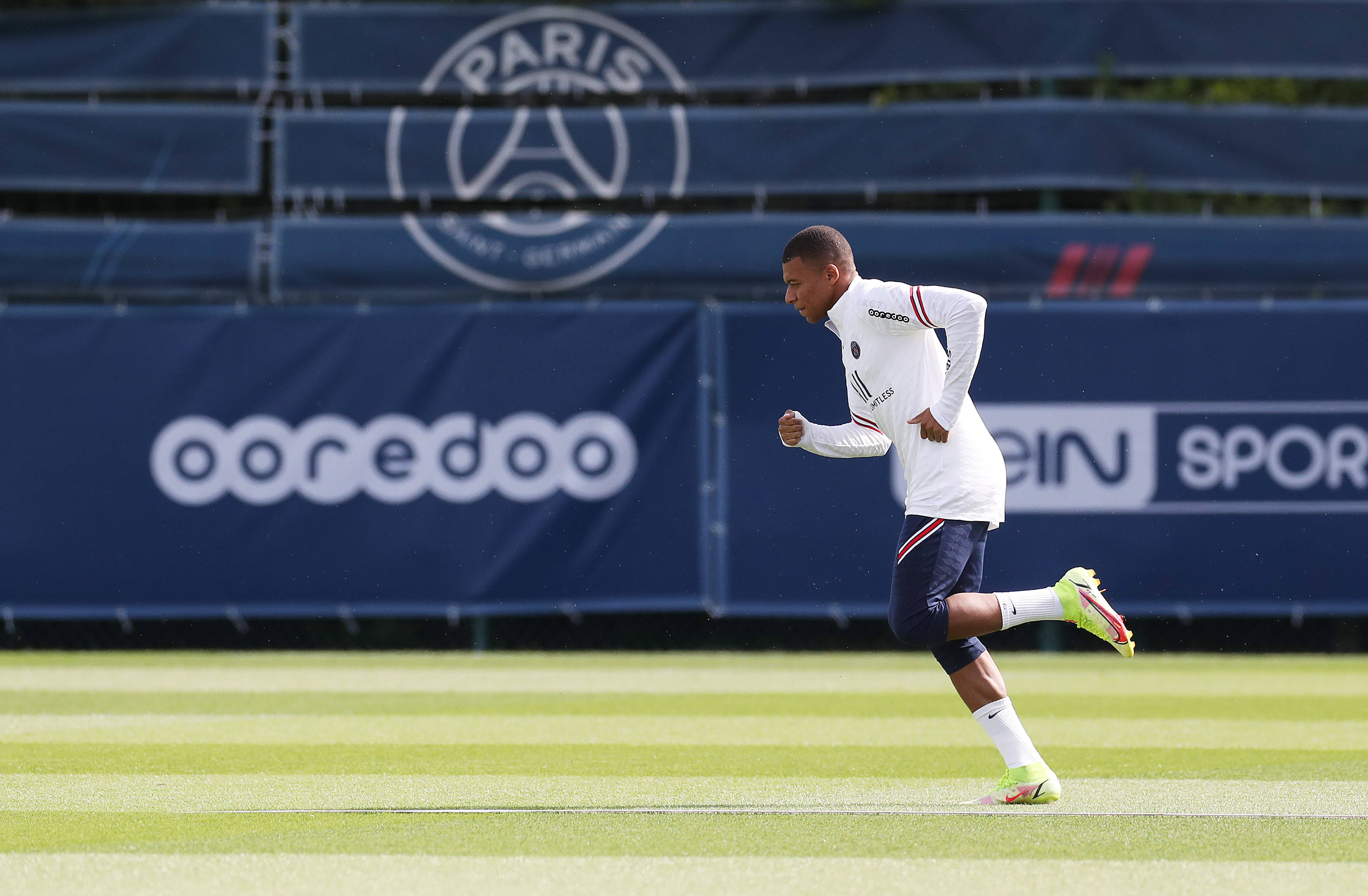 核心对飚！小瓦格纳半场10中7拿到23分2篮板3助攻（核心对决火热！小瓦格纳半场10投7中轰下23分2篮板3助攻）