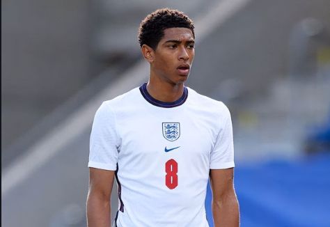 曼晚：曼联决定让莱昂先在青训梯队效力，以适应英格兰足球（曼晚：为适应英格兰足球，曼联将安排莱昂先随青训队出战）