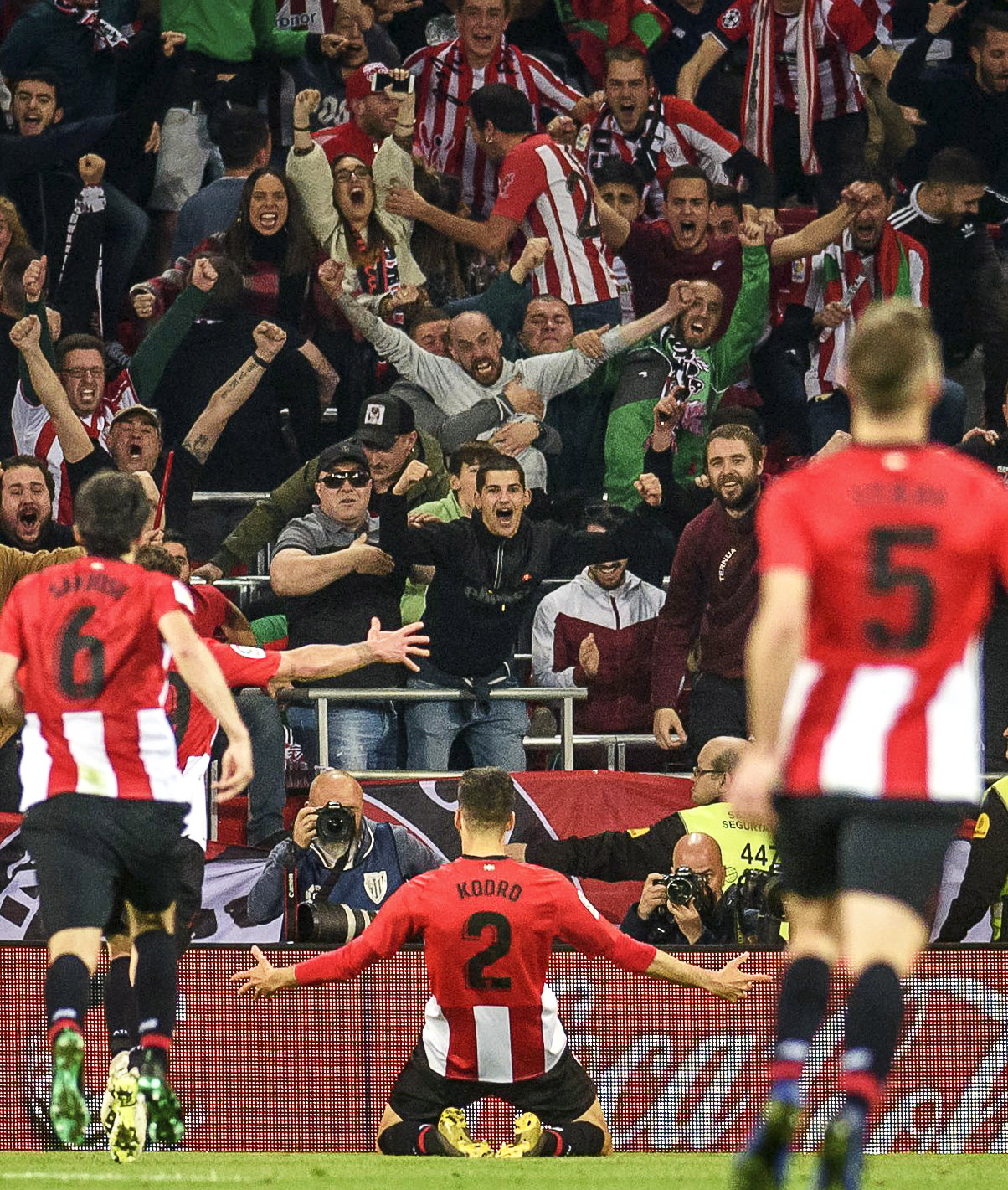 成都金牛公安：蓉城vs河南期间，两名观众做出侮辱性动作被行拘（成都金牛警方通报：蓉城对河南比赛期间，两名观众因侮辱性举动被行拘）