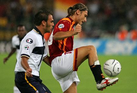 意大利赛车手罗西回忆马拉多纳：我曾单膝跪地亲吻他的左脚（意大利车手罗西忆马拉多纳：曾单膝跪地亲吻其左脚）