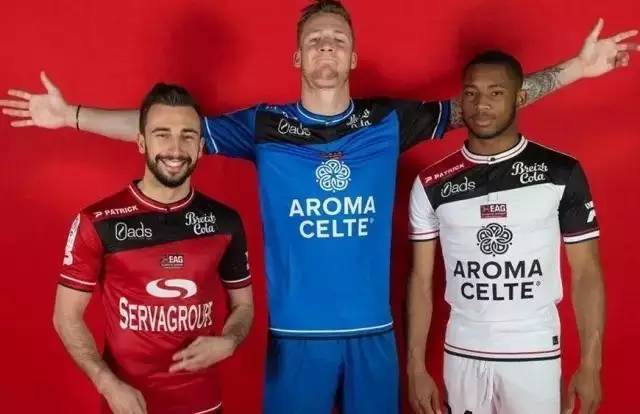 队中核心主动降薪续约，球迷盛赞忠诚（核心球员自愿降薪留队，球迷齐声点赞忠诚）