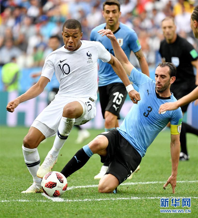 詹姆斯篮板抢断关键时刻锁定胜局（詹姆斯末段抢板断球，锁定胜局）