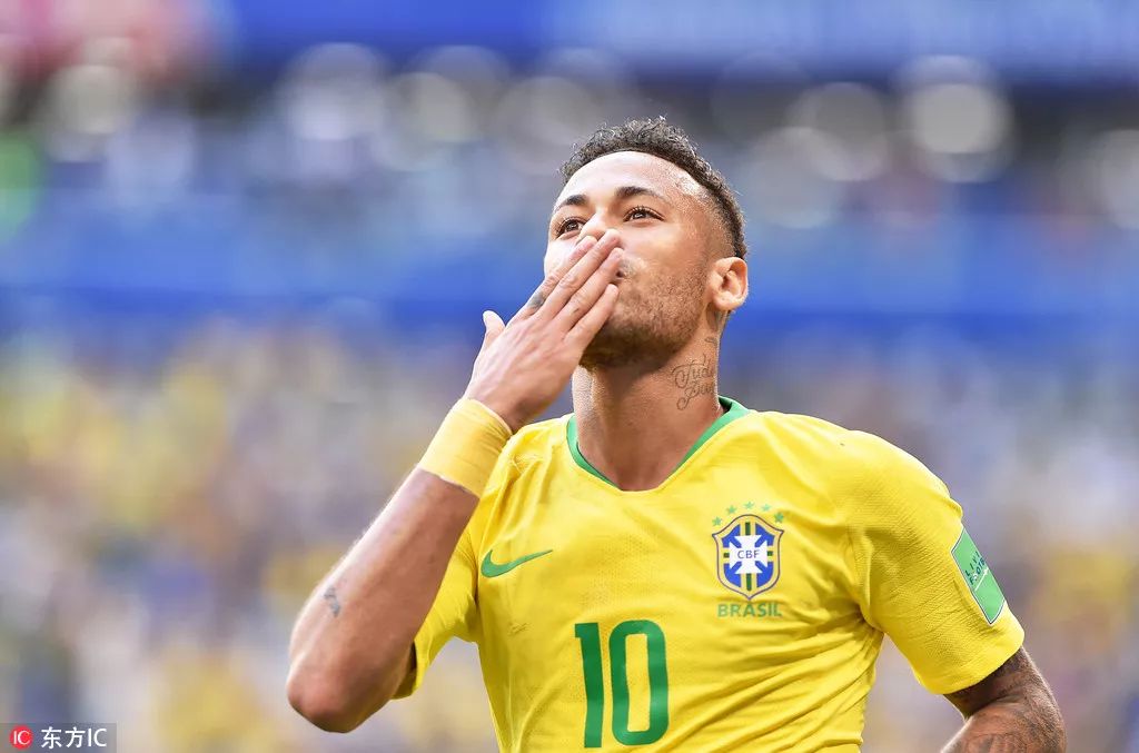 英超-利物浦2-0客胜十人西汉姆，加克波传射建功，萨拉赫未登场（英超：利物浦客场2-0击败十人西汉姆，加克波传射立功，萨拉赫未出场）